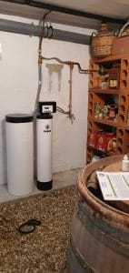 Remplacement de filtres polyphosphates par un adoucisseur d'eau Fabre dans une cave au Mans (72)