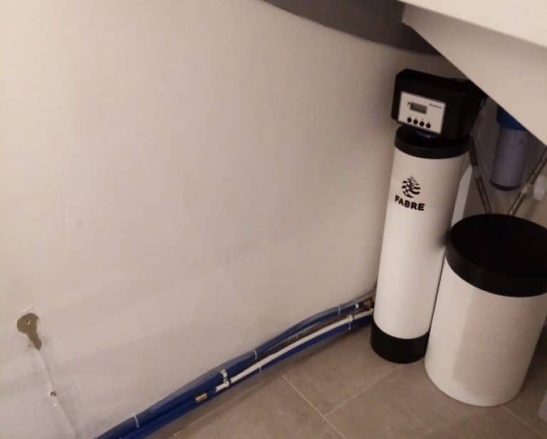 Installation d’un adoucisseur d’eau Fabre sous un escalier, à Argentan (Orne, 61)